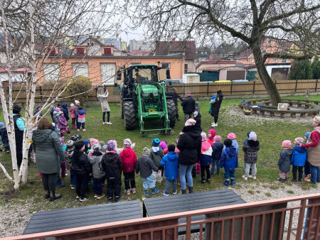 Na zahradu nám přijel traktor